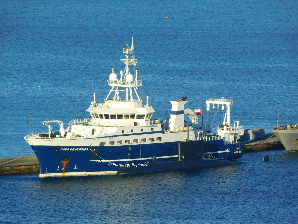 Submarino SS 20 Thomson abarloado al buque de investigación oceanográfica AGS 61 Cabo de Hornos en el molo de abrigo de Valparaíso. Firma Fernando Espinoza