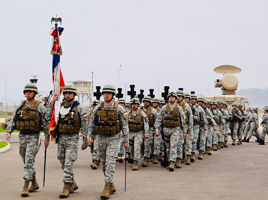 Unidad de formación en la ceremonia del 95° aniversario del Regimiento de Artillería Antiaérea y Fuerzas Especiales Escuela Táctica. Firma FACh