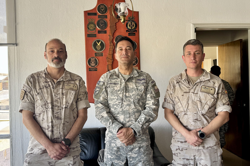 Oficiales de Guía y Controladores de Interceptación del Ejército del Aire y del Espacio de España en la V Brigada Aérea. Firma FACh