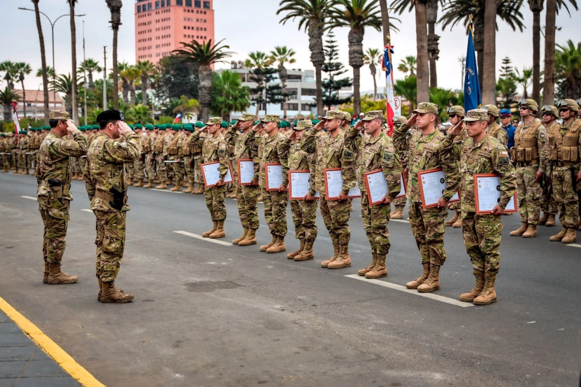 Entrega de reconocimiento al equipo ganador de la Competencia de Patrullas de Infantería 2025 Firma Ejército de Chile 002