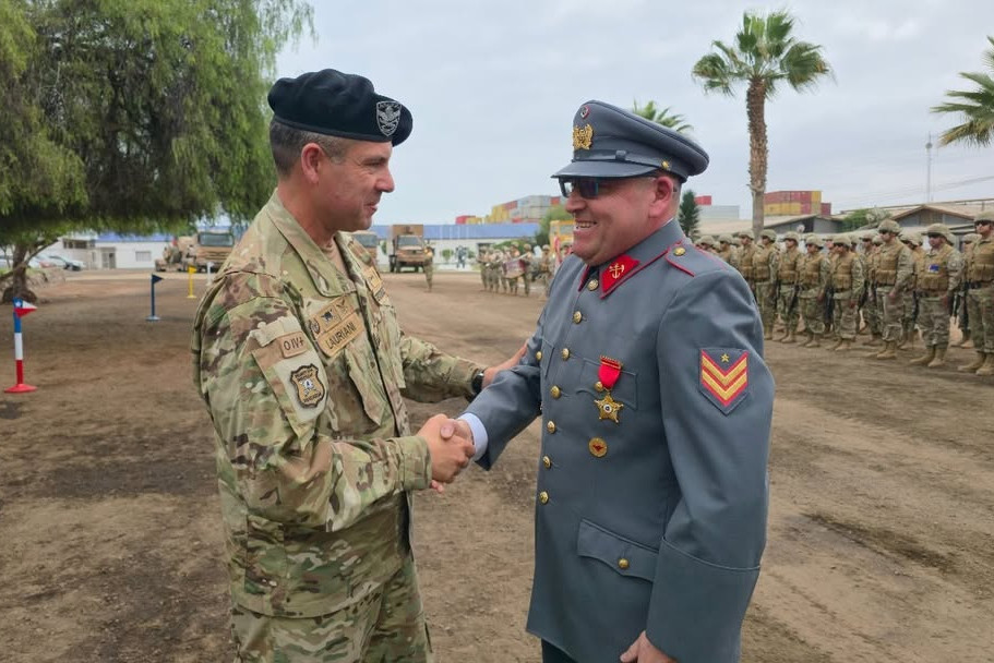 El comandante de la Brigada Motorizada N°4 Rancagua, coronel Cristian Lauriani, entrega la medalla de 30 años de servicio al suboficial Víctor Orozco. Firma Brigada Motorizada N°4 Rancagua del Ejército de Chile