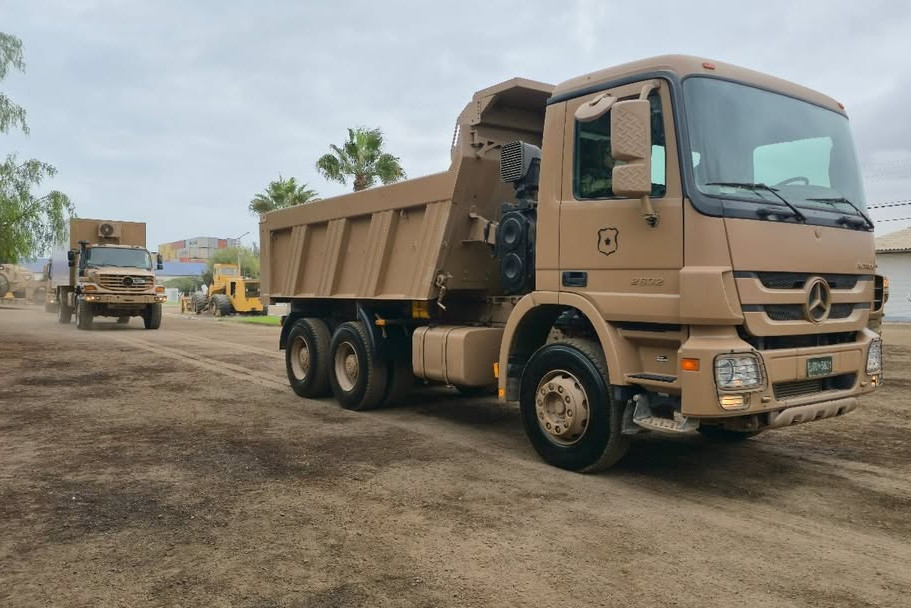 Camiones Mercedes Benz con tolva Actros 2632 y taller Zetros 1833 4x4 del Batallón de Ingenieros N°6 Azapa. Firma Brigada Motorizada N°4 Rancagua del Ejército de Chile