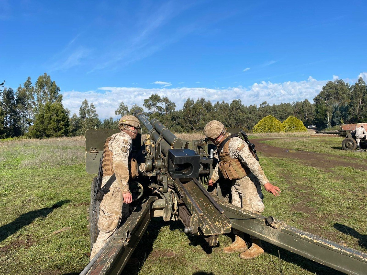 Pieza M 101 de 105 mm de la 1ª Batería de Combate del Grupo de Artillería Nº3 Silva Renard del Regimiento Nº6 Chacabuco. Firma Ejército de Chile