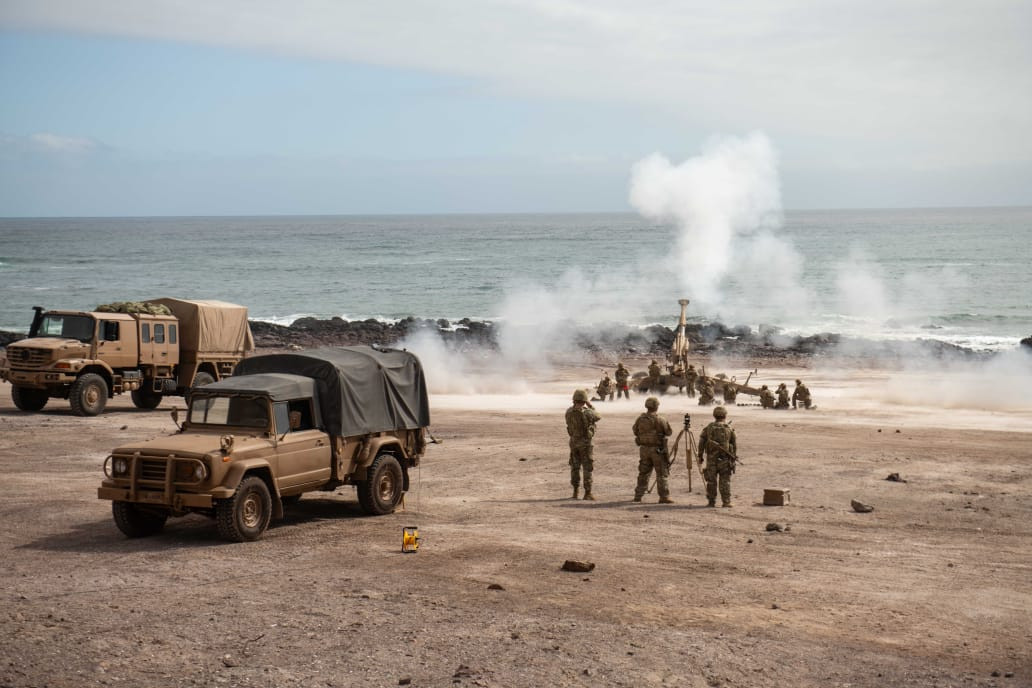 Artilleros Infantes de Marina disparando una pieza G4 de 155 mm en la visita del almirante De la Maza al DIM N°1 Lynch Firma Armada de Chile