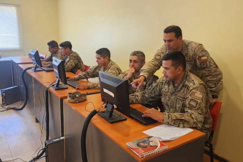 Capacitación en el sistema de control de fuego Afatds en el Grupo de Artillería N°5 Antofagasta. Firma Escuela de Artillería del Ejército de Chile