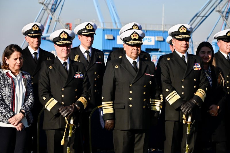 Contraalmirante Ricardo Chiffelle, almirante Fernando Cabrera y vicealmirante Mauricio Arenas. Firma Armada de Chile