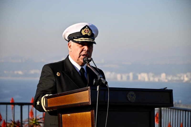 Almirante Fernando Cabrera. Firma Armada de Chile