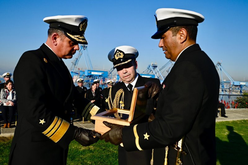 Entrega de gallardete de mando al vicealmirante Mauricio Arenas. Firma Armada de Chile