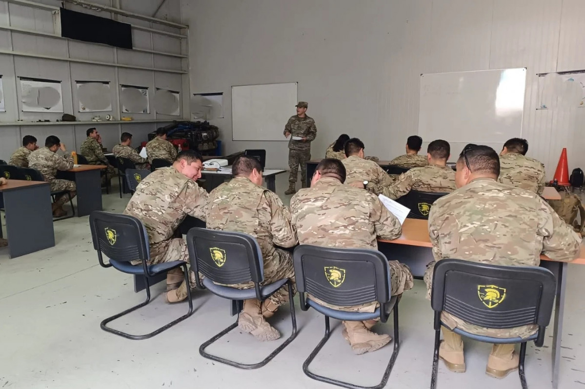 Alumnos de los cursos de carro Marder 1A3 en clases en el Cecombac Firma Ejército de Chile 004