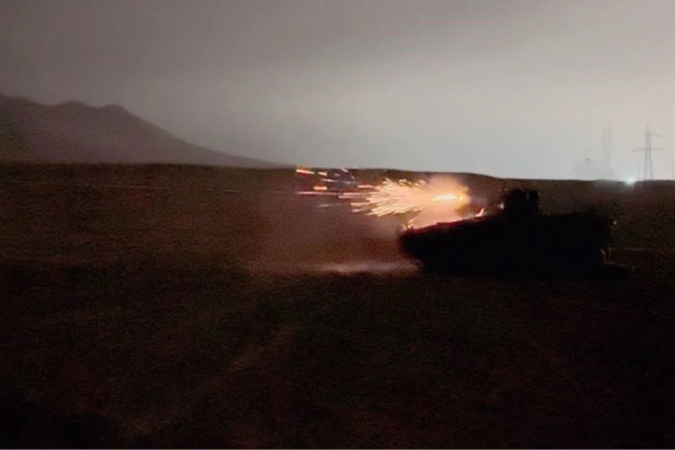 Disparo nocturno de cañón Rheinmetall MK 20 Rh 202 de 20 mm durante el curso de carro Marder 1A3 Firma Ejército de Chile 004