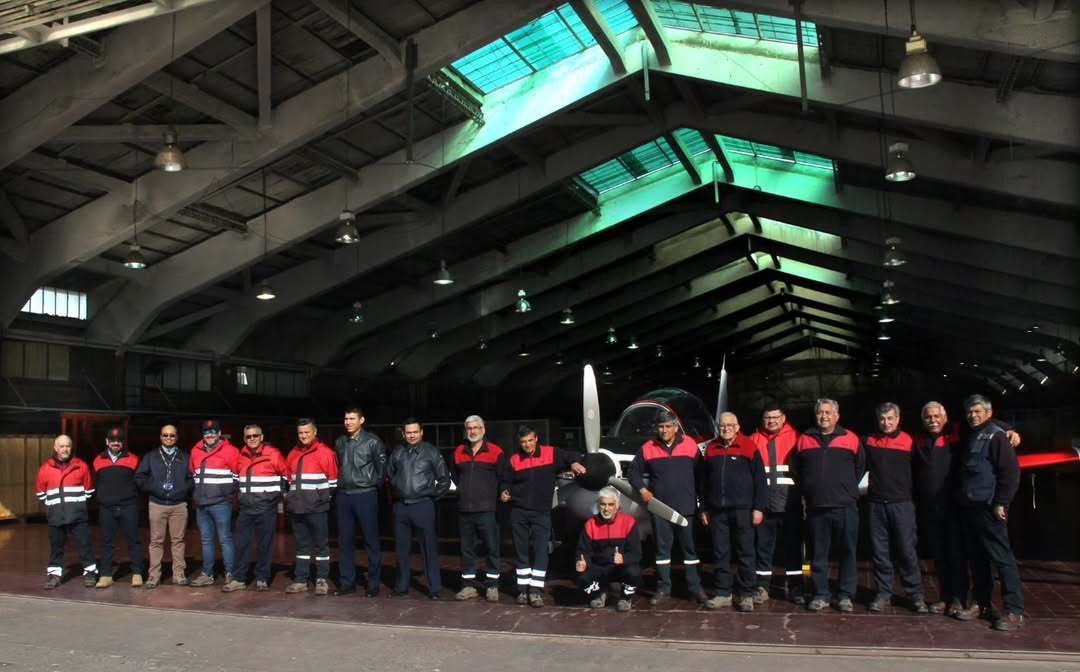 Personal de Enaer y representantes de la Fuerza Aérea Paraguaya en la entrega del T 35 BE Pillan FAP 0104 Firma Enaer