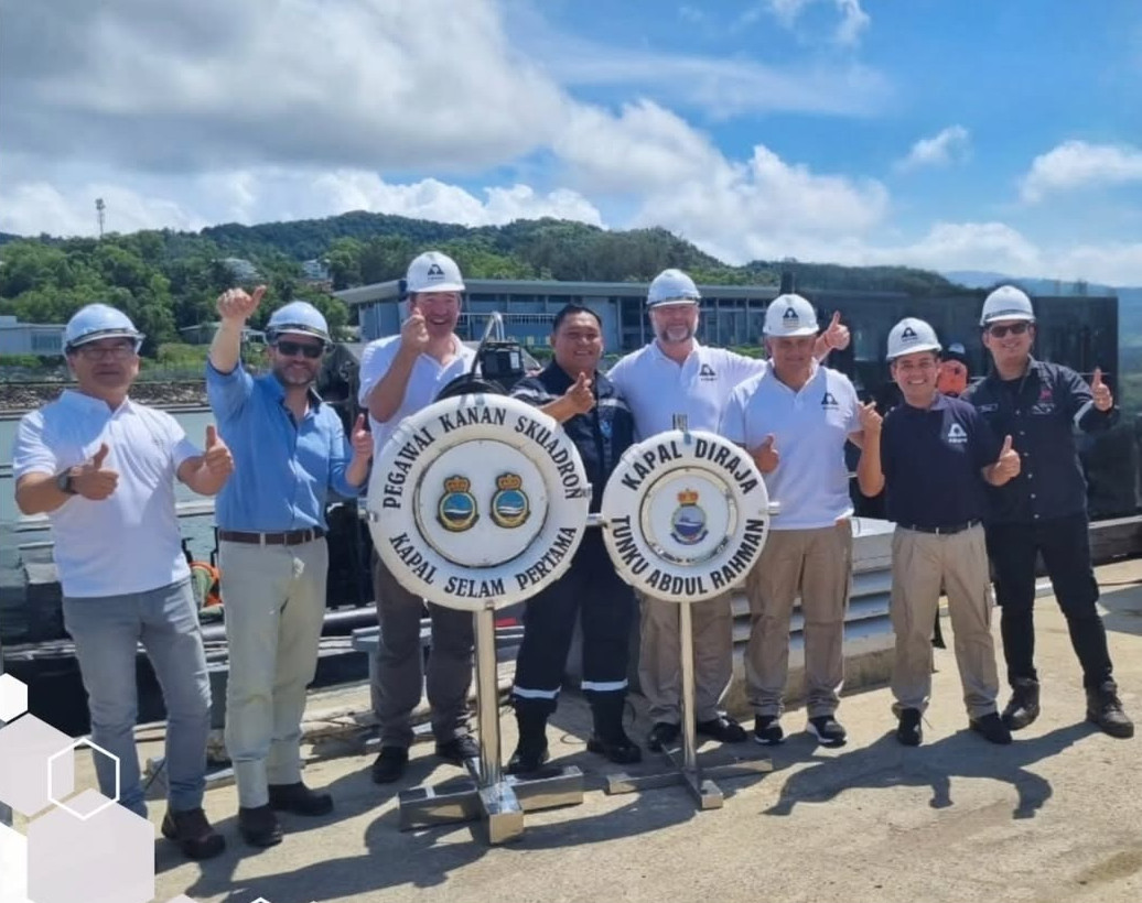 Ejecutivos de Asmar y Sisdef en el Primer Escuadrón de Submarinos de la Real Armada de Malasia. Firma Sisdef