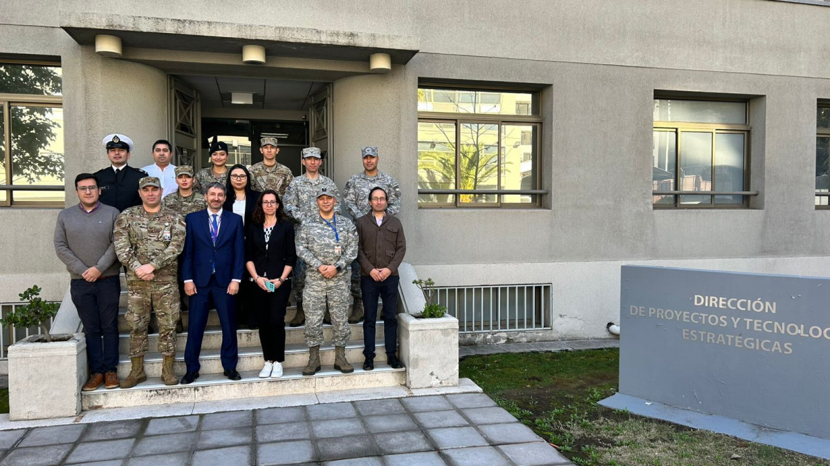 Capacitación del software de catalogación militar MC Catalogue para personal chileno en Santiago Firma Aura