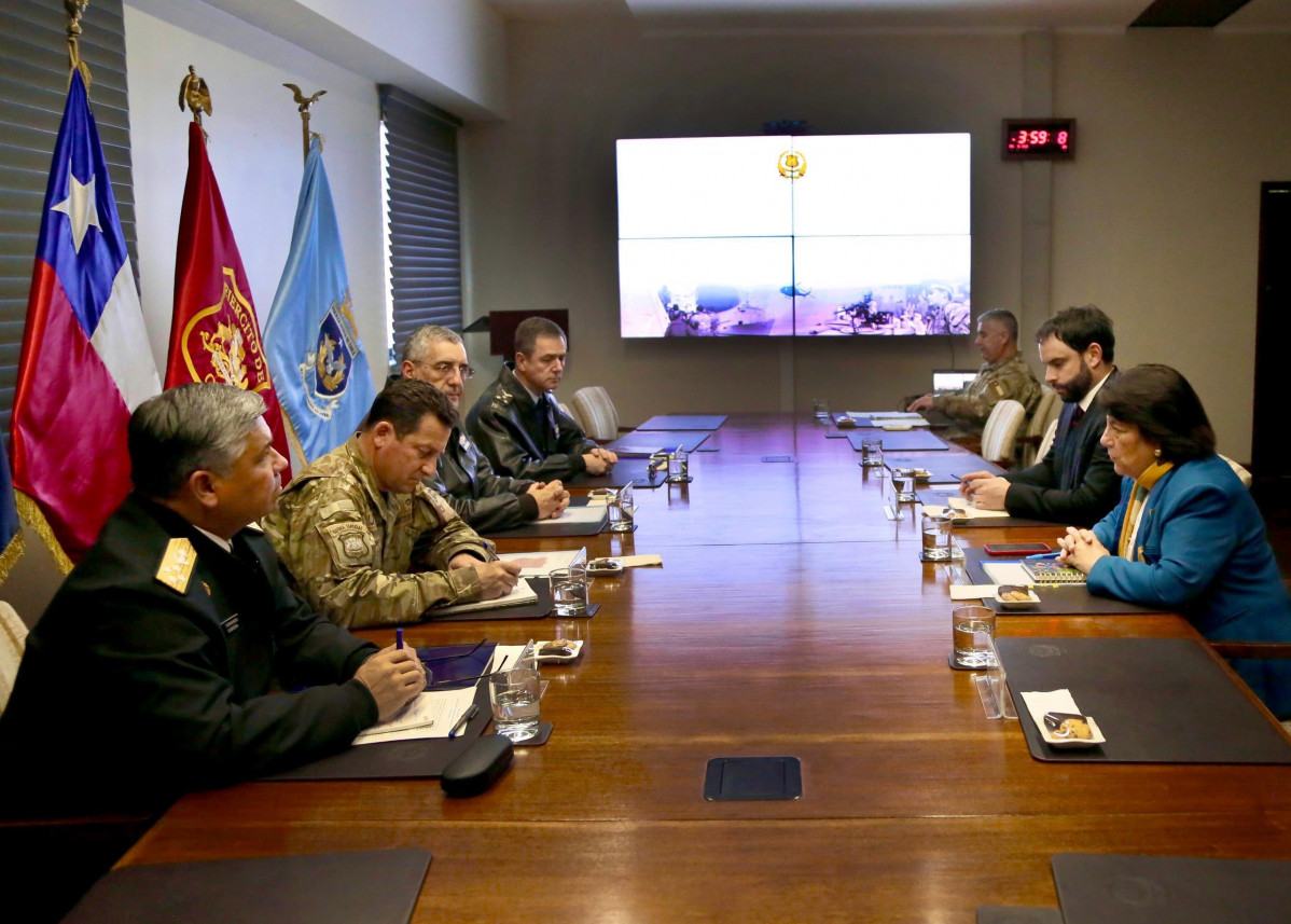 Almirante Fernando Cabrera, general Javier Iturriaga, general Hugo Rodríguez, general Leonardo Romanini, subsecretario Ricardo Montero y ministra Adriana Delpiano. Firma Ministerio de Defensa Nacional de Chile