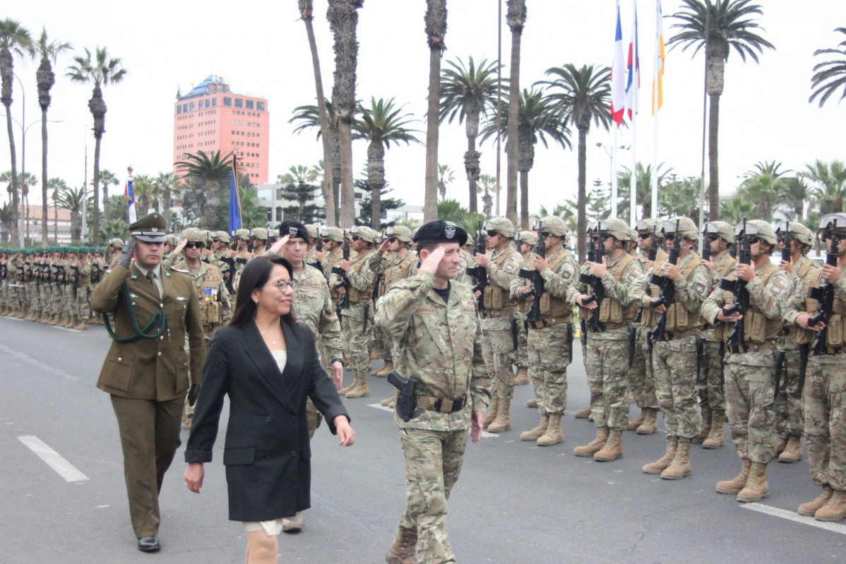 Las fuerzas rinden honores a la delegada presidencial regional de Arica y Parinacota y el general Iturriaga Firma Core Arica y Parinacota