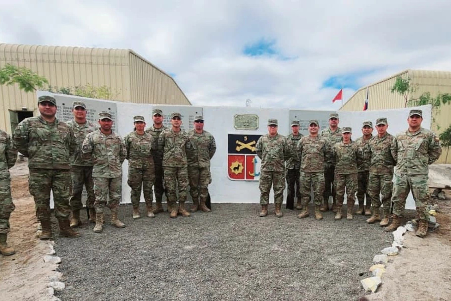 Instructores del Ceart junto a efectivos del Grupo de Artillería N°5 Antofagasta. Firma Escuela de Artillería del Ejército de Chile