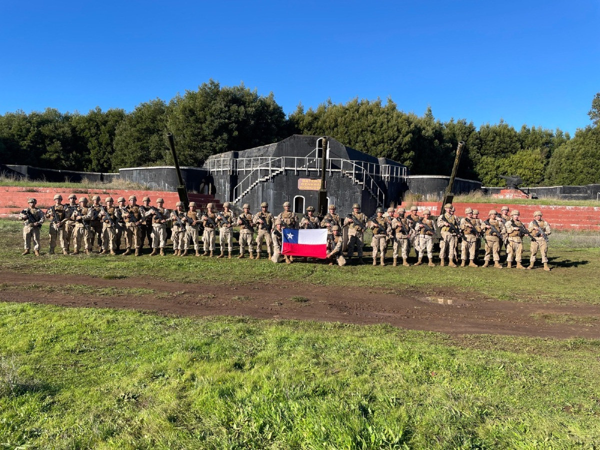 La 1ª Batería de Combate del Grupo de Artillería Nº3 Silva Renard del Regimiento Nº6 Chacabuco en instalaciones de la Infantería de Marina en la península de Tumbes. Firma Ejército de Chile