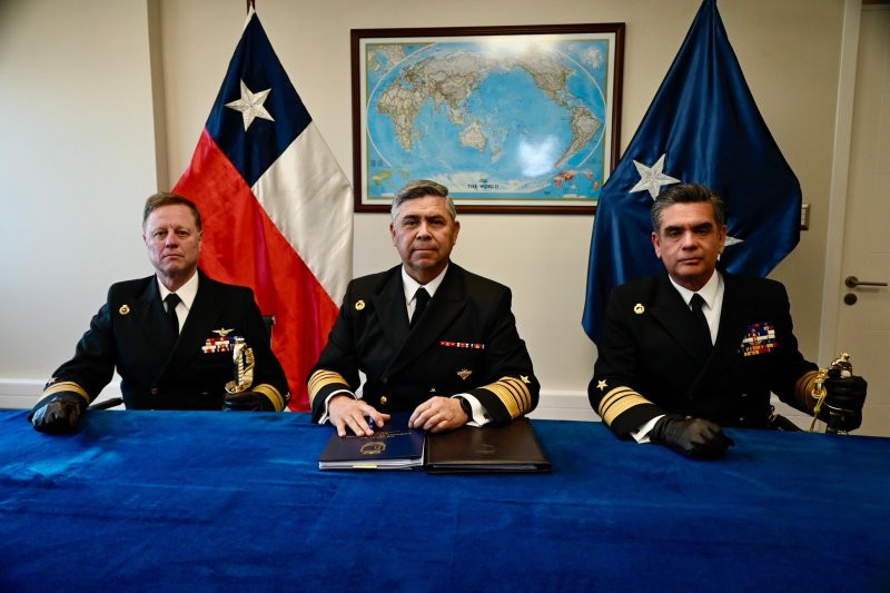 Firma de actas de cambio de mando en el Comando de Operaciones Navales. Firma Armada de Chile