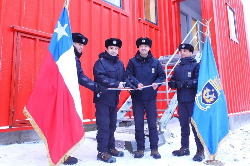 Corte de cinta de remodelación de viviendas de Villa Las Estrellas en la Antártica Firma FACh