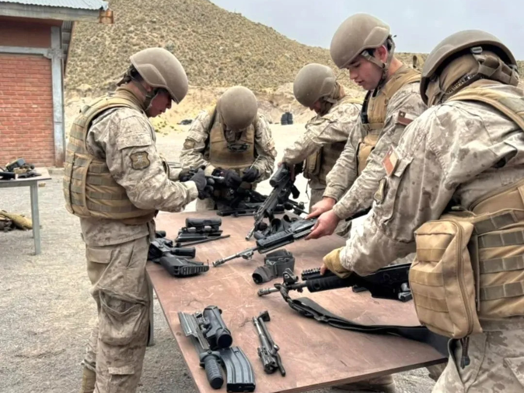 Instrucción de armado y desmontaje del fusil de asalto IWI Galil ACE 22 N C y de elementos optrónicos Firma Brigada Motorizada N°24 Huamachuco del Ejército de Chile