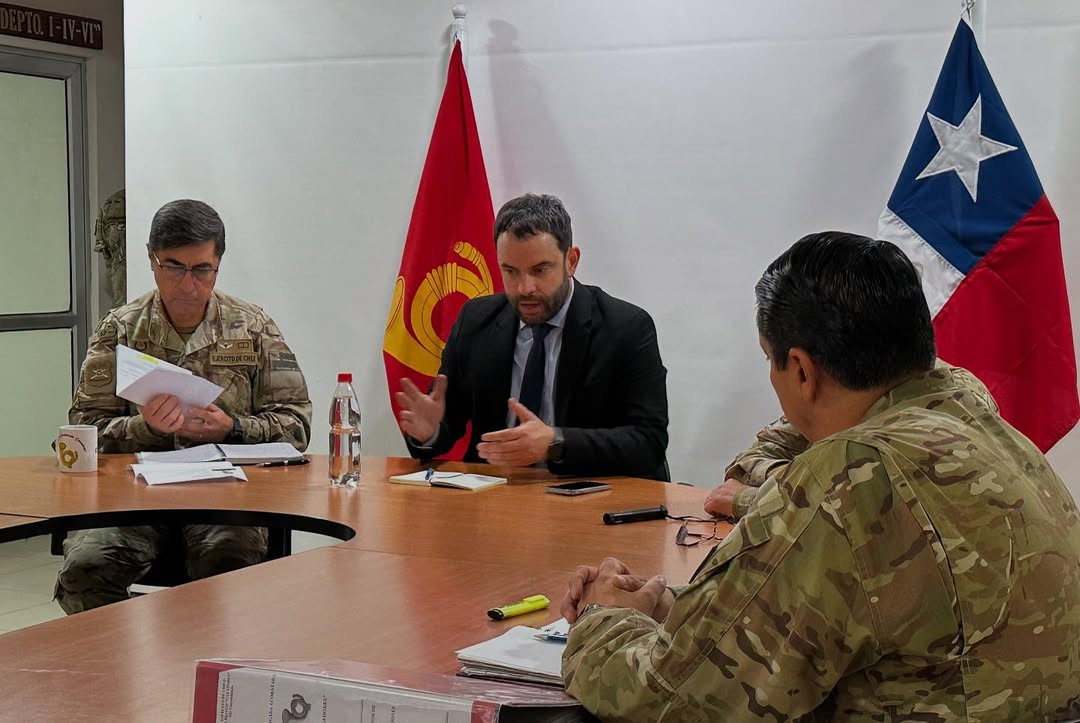 Subsecretario Ricardo Montero en la 2ª Brigada Acorazada Cazadores del Ejército de Chile. Firma Subecretaría de Defensa de Chile