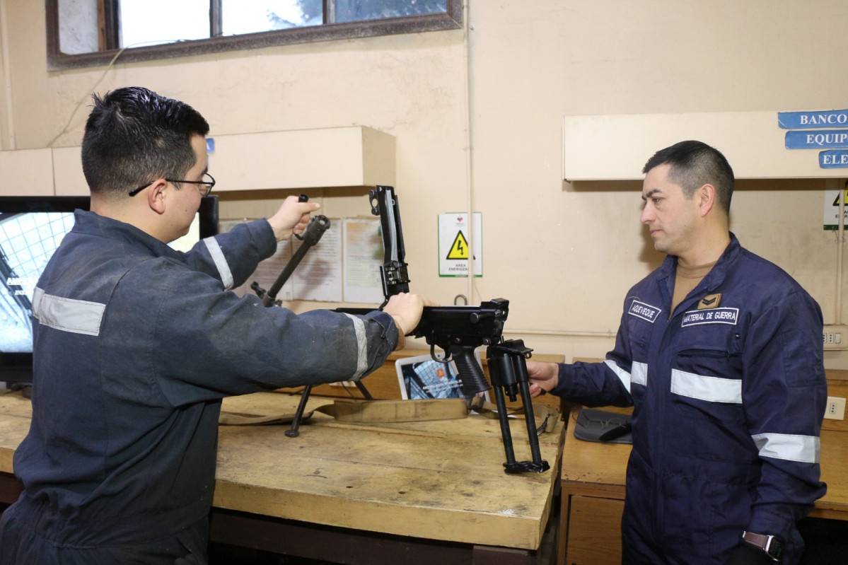 Capacitación en mantenimiento de ametralladora Minimi Firma Ejército de Chile 002