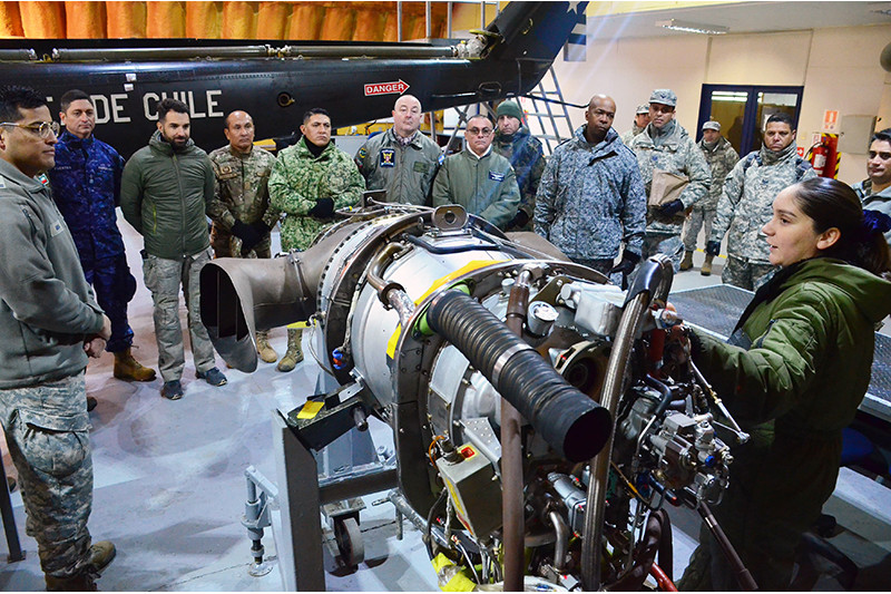 La delegación observa un motor de helicóptero Bell UH 412. Firma FACh