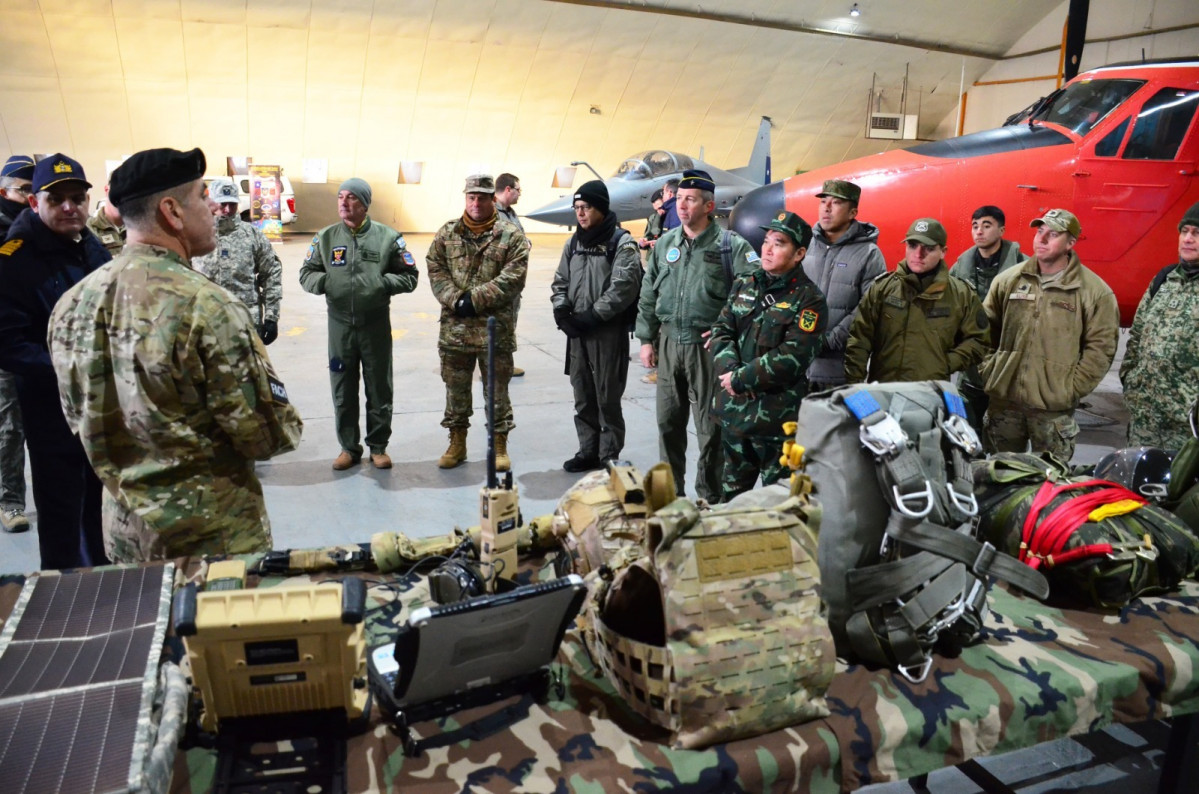 Presentación de material utilizado por personal del Servicio de Búsqueda y Salvamento Aéreo. Firma FACh