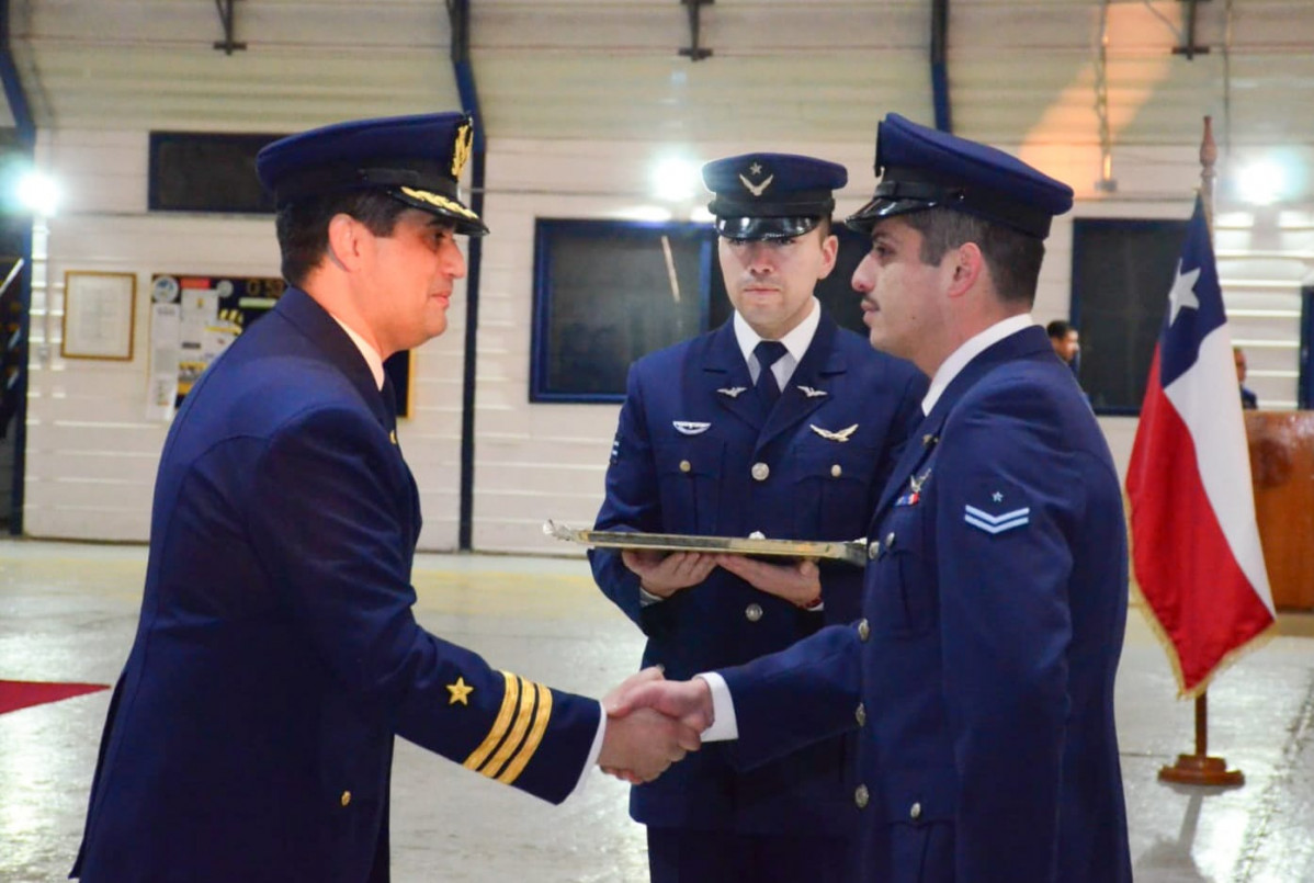 Entrega de reconocimiento a integrante del Grupo de Mantenimiento N° 53. Firma FACh