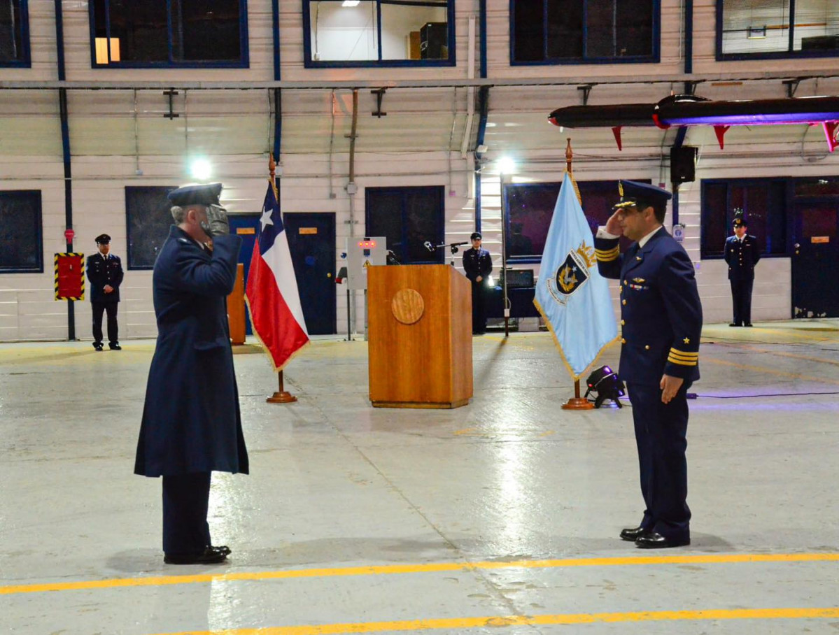 El comodoro Goñi recibe el saludo del comandante del Grupo de Mantenimiento N° 53. Firma FACh