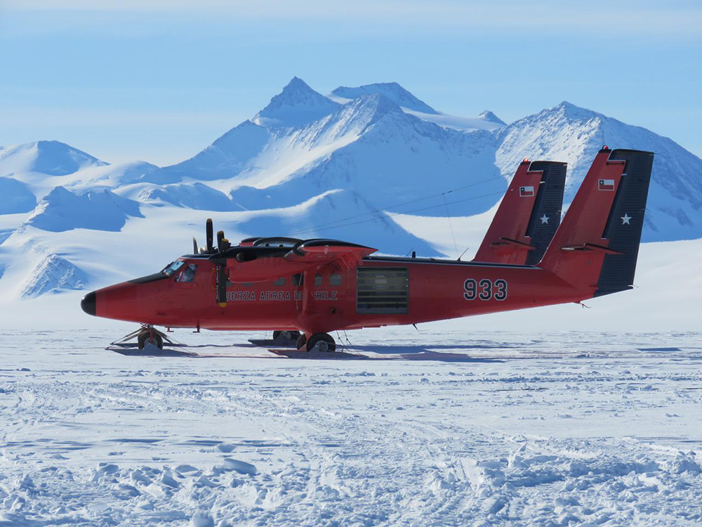 Aviones DHC 6 Twin Otter del Grupo de Aviación N° 6 en la pista de la Estación Polar Científica Conjunta Glaciar Unión. Firma FACh