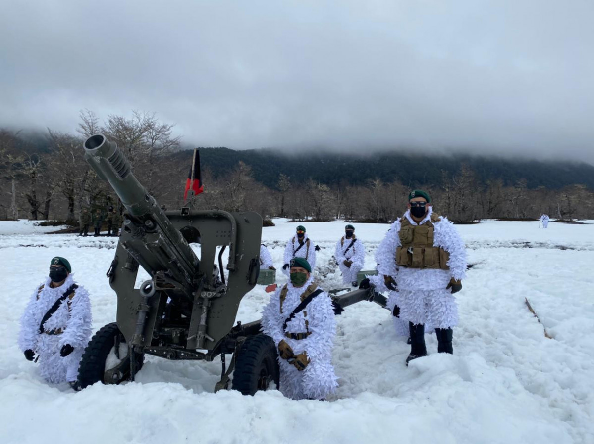 Obús M 56 de la Batería Independiente de Montaña Maturana del Destacamento de Montaña N°9 Arauco en período de entrenamiento en terrenos nevados. Foto Ejército de Chile