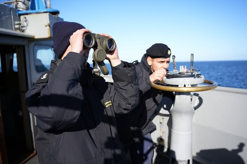 Alumnos en la barcaza LST 92 Rancagua. Firma Escuela Naval Arturo Prat de la Armada de Chile 002