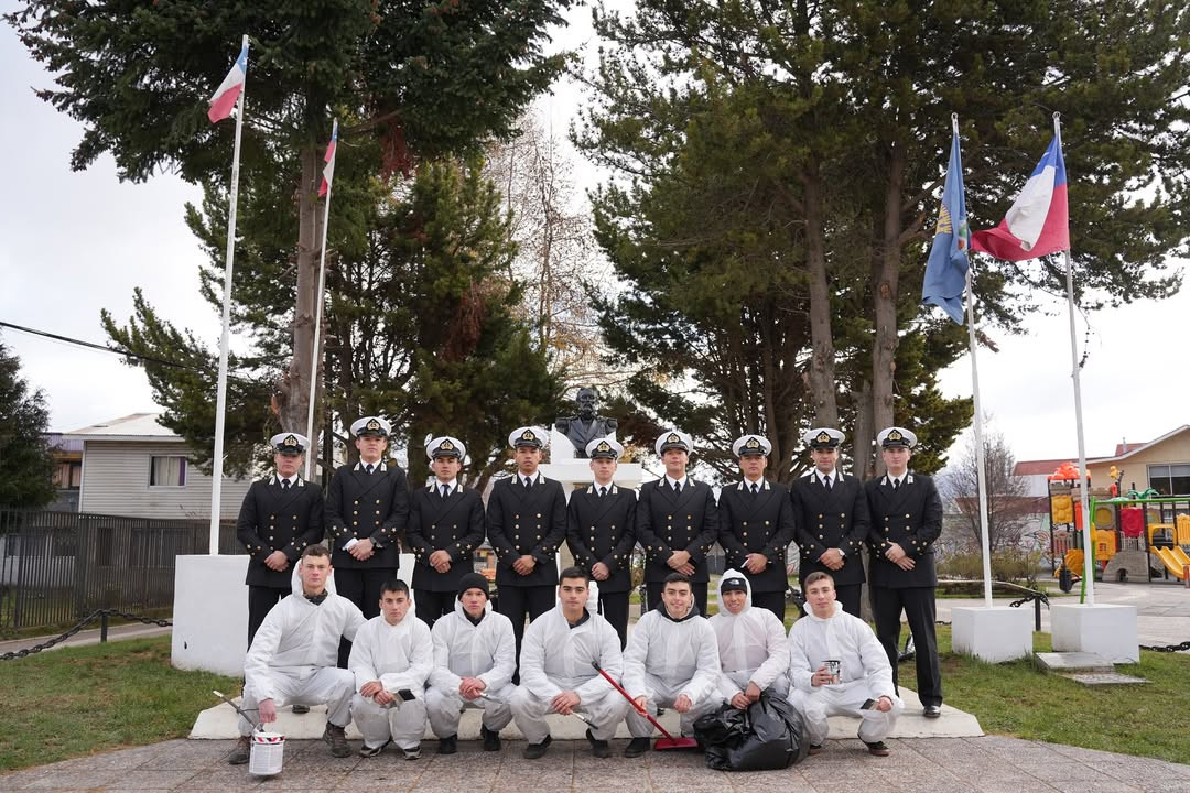 Restauración del busto del comandante Arturo Prat en Coyhaique. Firma Escuela Naval Arturo Prat de la Armada de Chile