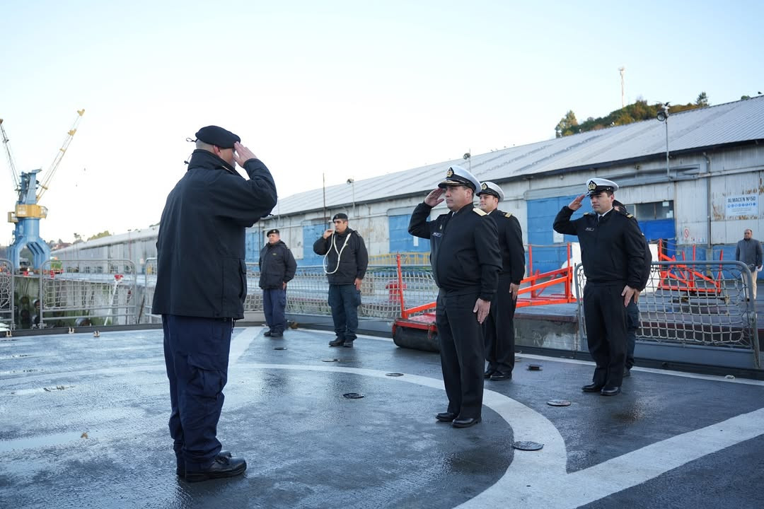 Visita del contraalmirante Jorge Toso a los alumnos de segundo año en la barcaza LST 92 Rancagua en Puerto Montt. Firma Escuela Naval Arturo Prat de la Armada de Chile