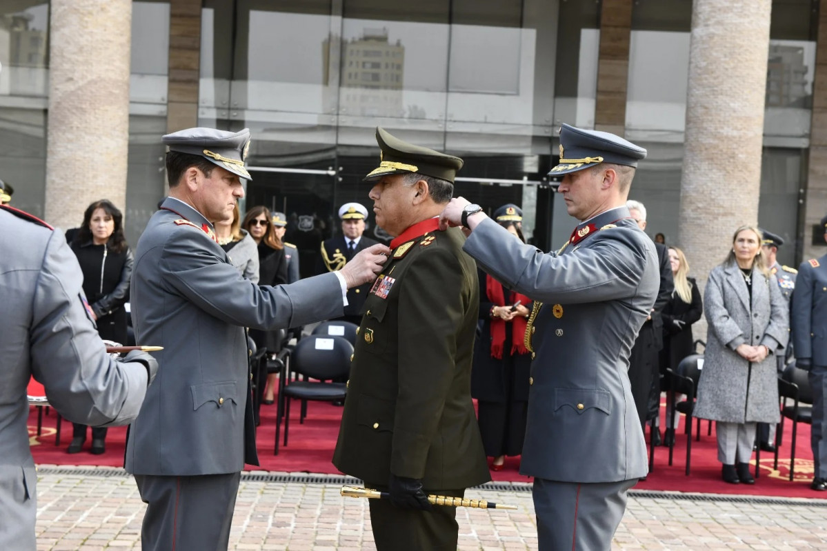 Entrega de la condecoración Cruz de la Victoria al general Briceño Firma Ejército de Chile
