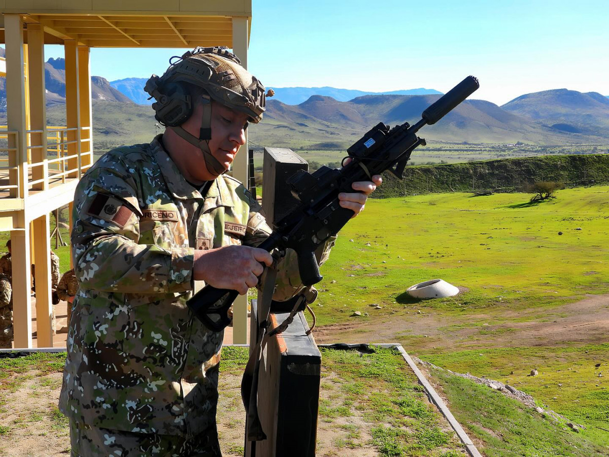 El general Briceño con un fusil de asalto IWI Arad 5. Firma Comando de Operaciones Especiales del Ejército de Chile