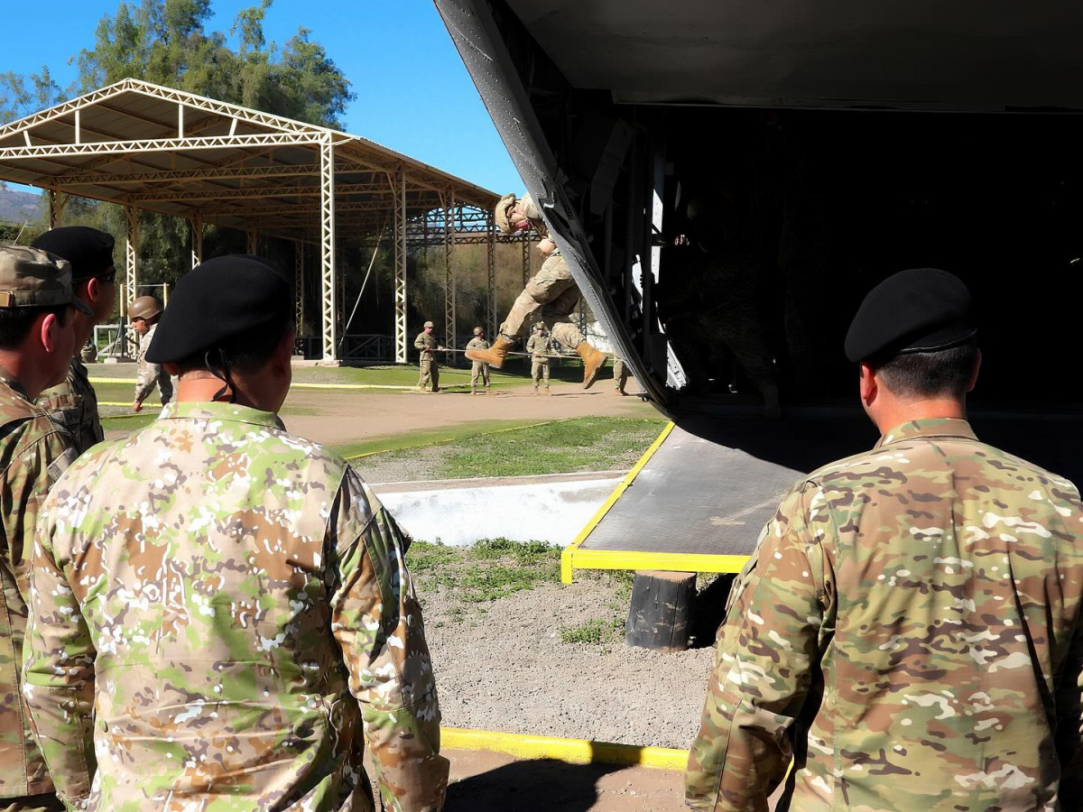 El general Briceño en la subcancha de avión simulado de la cancha de paracaidistas. Firma Comando de Operaciones Especiales del Ejército de Chile