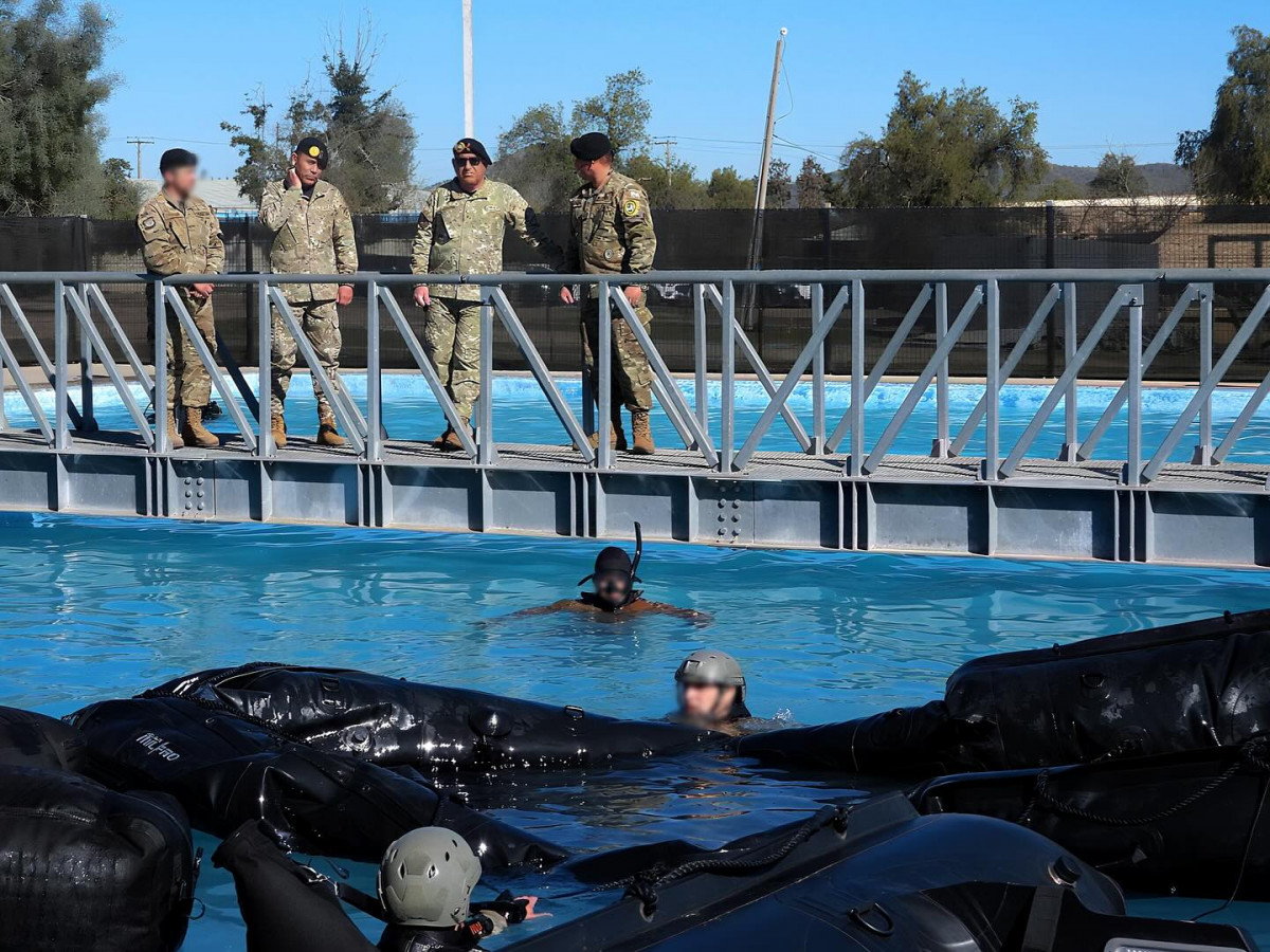 El general Briceño en el Centro de Entrenamiento Anfibio de la BOE Lautaro. Firma Comando de Operaciones Especiales del Ejército de Chile