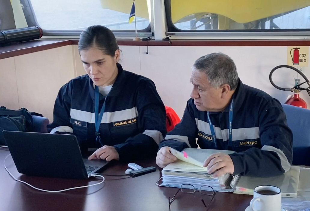 Inspectores de la Gobernaciu00f3n Maru00edtima de Punta Arenas a bordo del Boka Vanguard Firma Armada de Chile 005