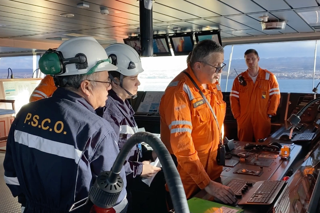 Inspectores de la Gobernaciu00f3n Maru00edtima de Punta Arenas a bordo del Boka Vanguard Firma Armada de Chile 001
