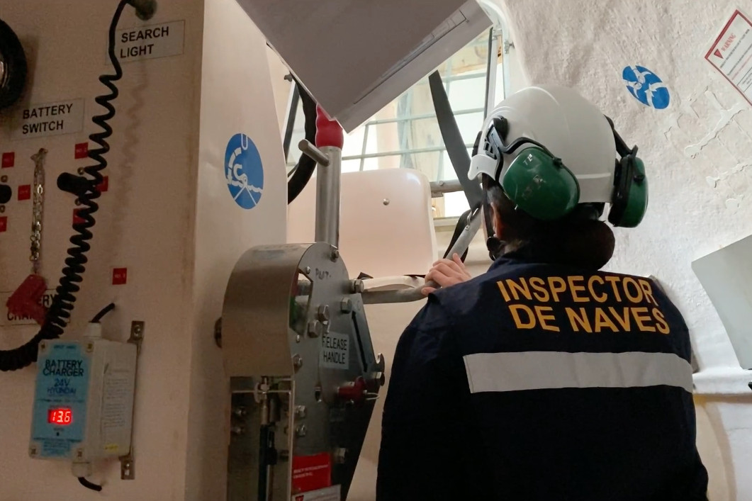Inspectores de la Gobernaciu00f3n Maru00edtima de Punta Arenas a bordo del Boka Vanguard Firma Armada de Chile 004