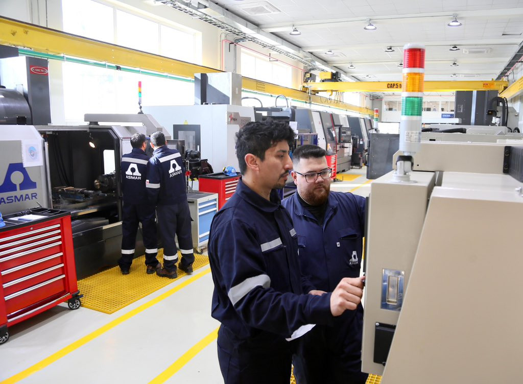 Operarios en el Centro de Manufactura Avanzada de Asmar, Firma Ministerio de Defensa Nacional de Chile