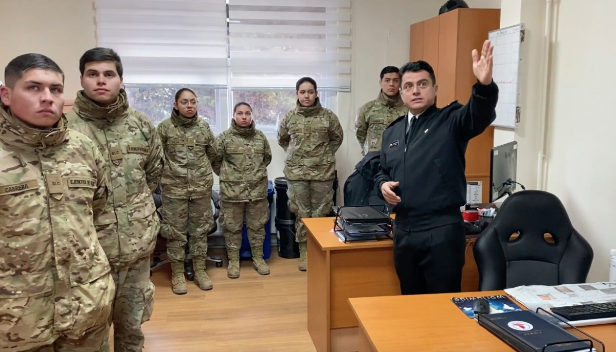 Soldados Conscriptos en el Centro zonal de Señalización Marítima de Punta Arenas conociendo las labores de los Fareros del Fin del Mundo Firma Armada de Chile