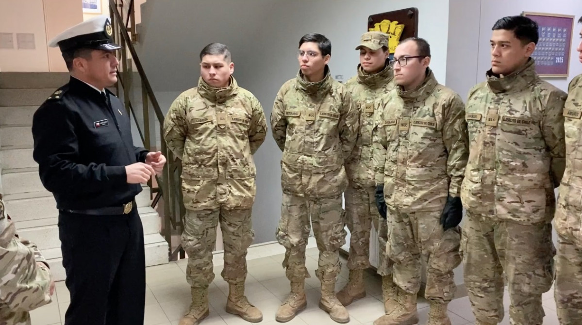 Sargento Segundo Litoral Juan Pablo Fica junto a delegación de Soldados Conscriptos del Ejército en la Gobernación Marítima de Punta Arenas Firma Armada de Chile