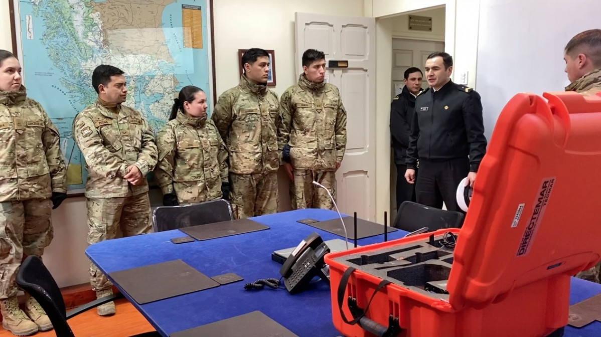 Delegación del Batallón de Telecomunicaciones Patagonia conociendo el Sistema de Búsqueda y Salvamento Marítimo Firma Armada de Chile