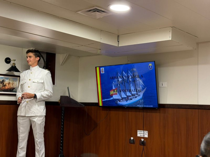 Alférez de navío Santiago Yrayzoz de la Armada española en el buque escuela BE 43 Esmeralda. Firma Armada de Chile