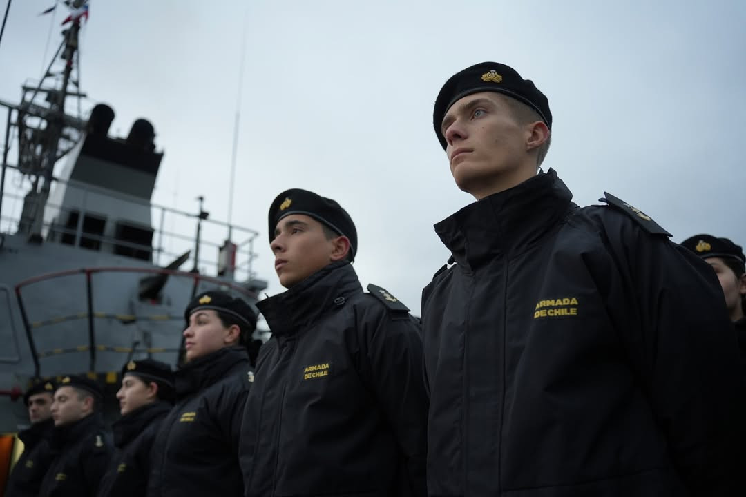 Cadetes de segundo año en el período de actividades profesionales en la barcaza LST 92 Rancagua. Firma Escuela Naval Arturo Prat de la Armada de Chile