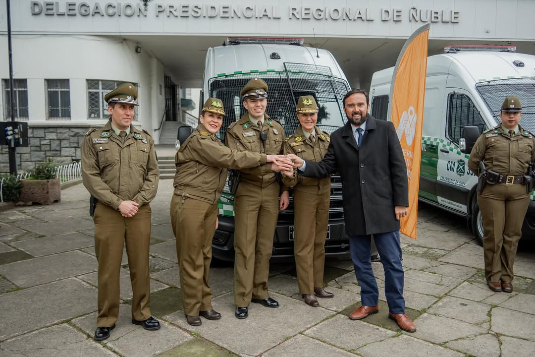 Ceremonia de entrega de vehículos policiales a Carabineros de Chile. Firma Gore Ñuble