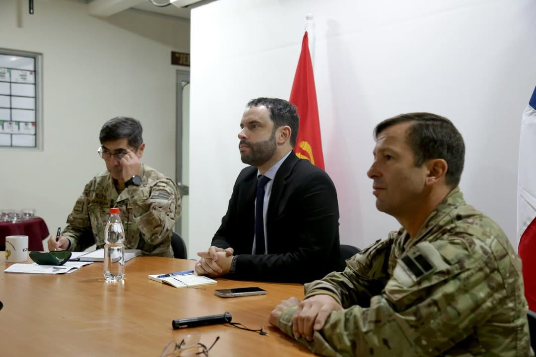 Subsecretario Ricardo Montero en la 2ª Brigada Acorazada Cazadores del Ejército de Chile. Firma Subecretaría de Defensa de Chile 002